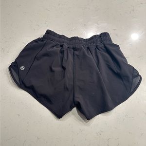 Lululemon: Hotty Hot Low-Rise Lined black Short 2.5" size 2